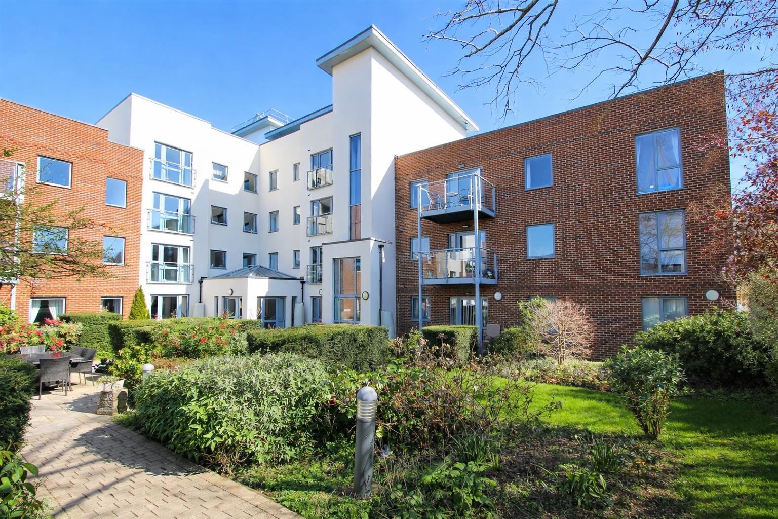 2 bed property in Shotfield, Wallington